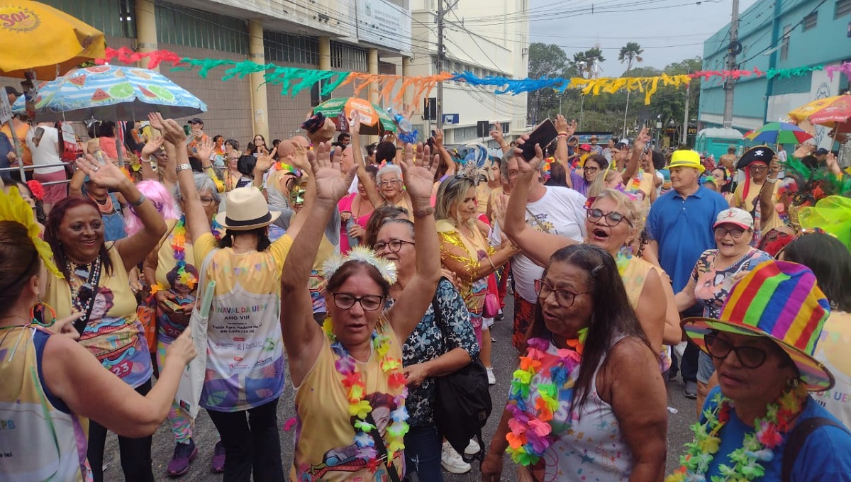 Bloco da Cinquentinha desfila pelas ruas do Centro de Campina com homenagem a Eneida Agra Maracajá