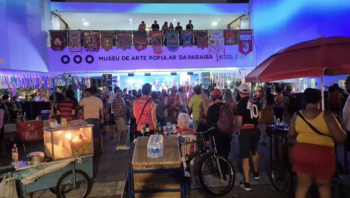 Bloco da Cinquentinha da UEPB atrai foliões ao Açude Velho em Campina