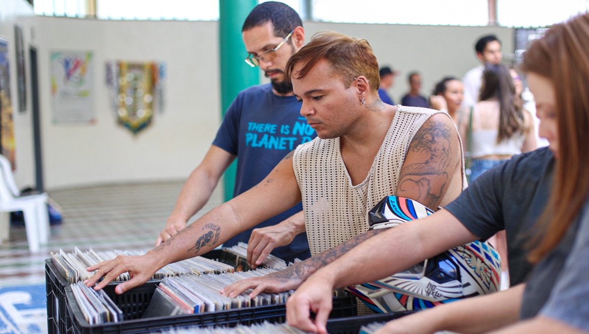 Feira de Discos atrai grande público ao Centro Artístico Cultural da UEPB