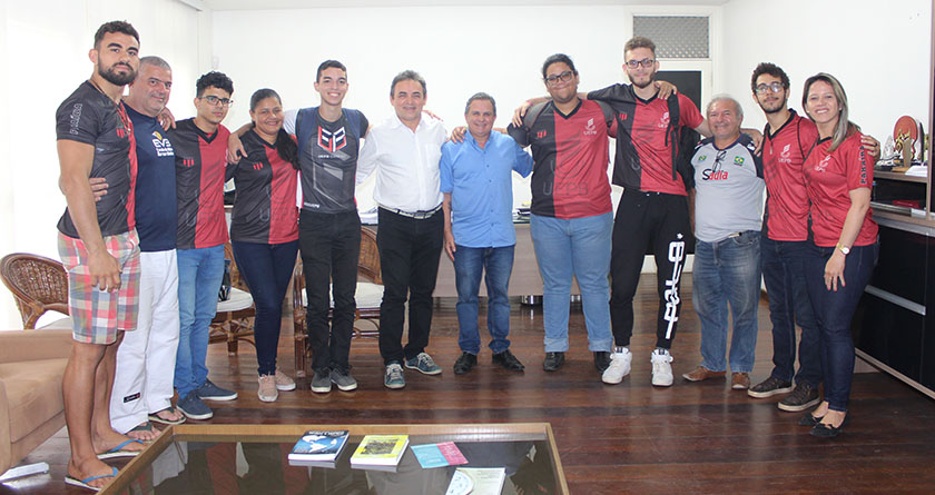 Reitor da UEPB recebe alunos atletas que participaram da etapa nacional dos Jogos Universitários Brasileiros
