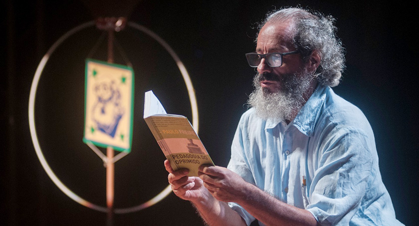 Espetáculo teatral apoiado pela UEPB apresenta obra e trajetória de Paulo Freire, o patrono da Educação brasileira