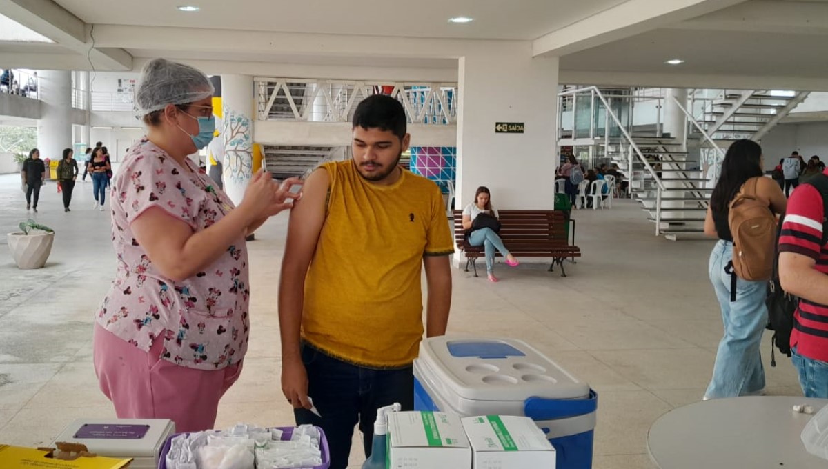 Semestre 2022.2 inicia com mutirão de vacinação contra a covid-19 promovido pelo Comitê de Contingência e Crise