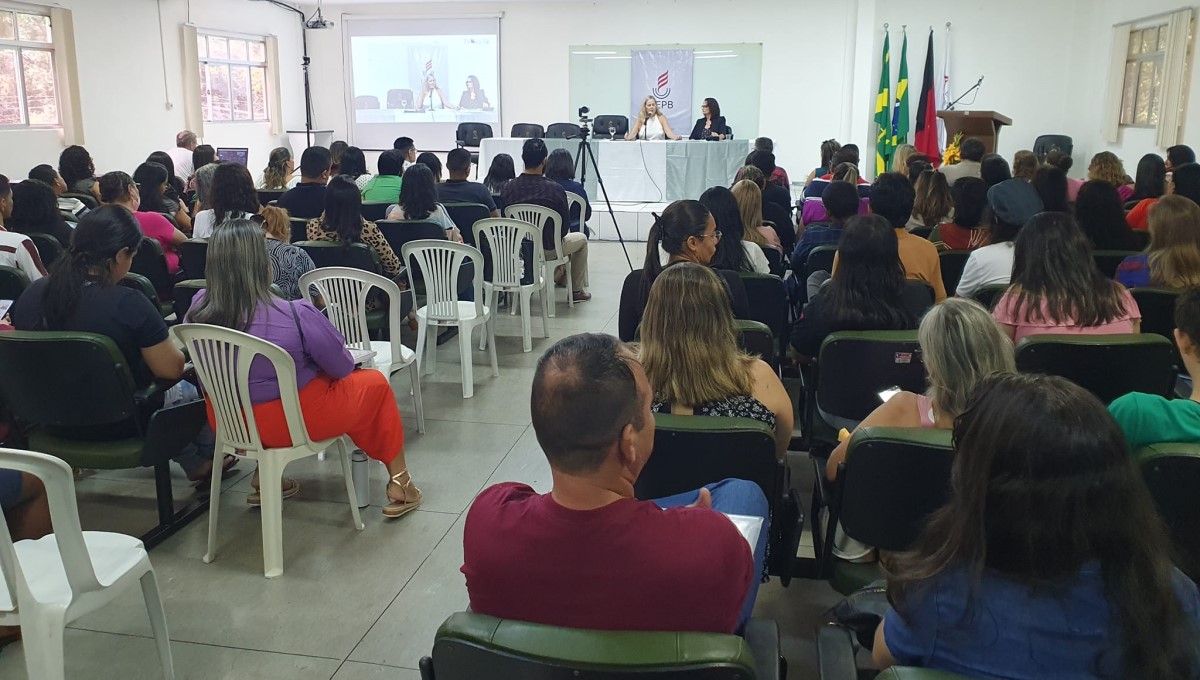 Aula magna dos cursos de licenciatura na modalidade a distância reúne estudantes de 11 polos paraibanos