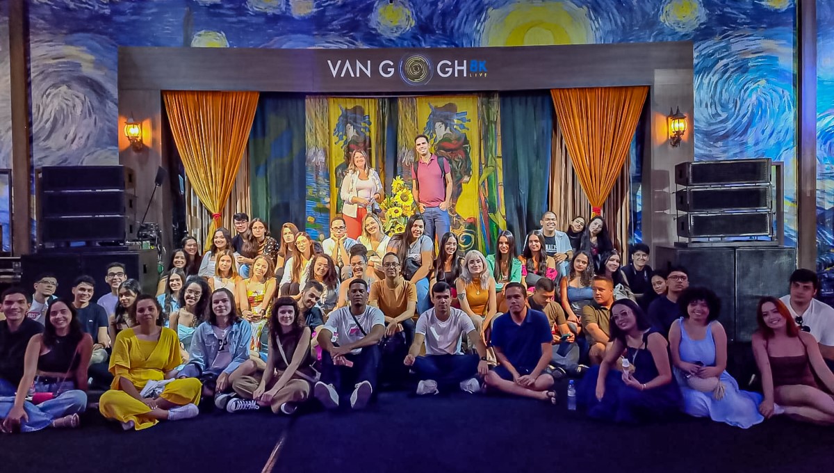 Estudantes do curso de Jornalismo participam de aula de campo durante visitação da exposição “Van Gogh 8K”