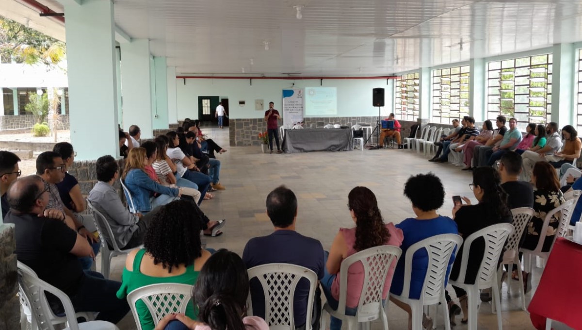 Música e prosa: Pró-reitora de Gestão de Pessoas realiza roda de conversa com abordagem sobre saúde mental