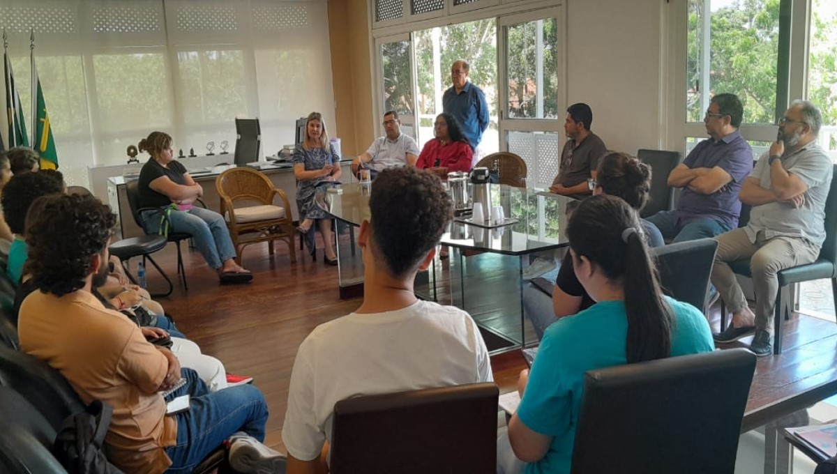 Reitora recebe membros do DCE e detalha medidas de segurança implementadas no Câmpus de Campina Grande