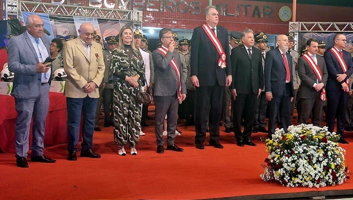 Reitora recebe medalha de serviços distintos na formatura de aspirantes do Corpo de Bombeiros da Paraíba