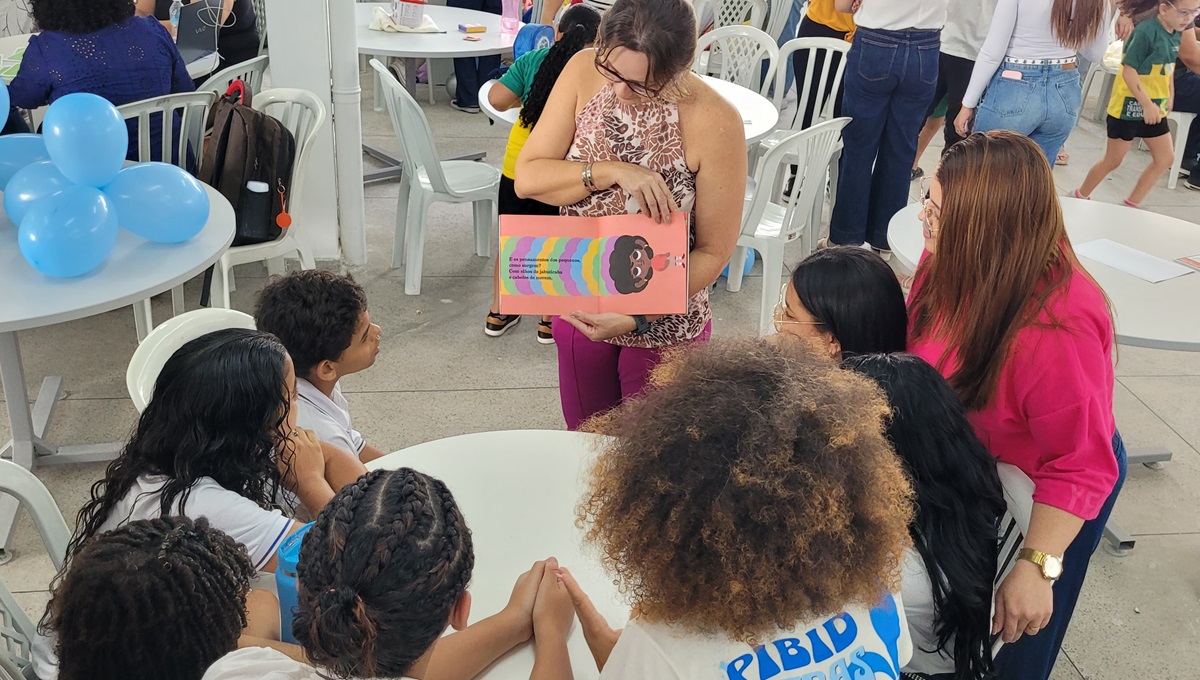 Alunos do Pibid da UEPB apresentam projetos para estudantes de escolas públicas de Campina Grande
