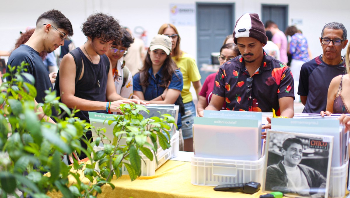 Feira de Discos atrai grande público ao Centro Artístico Cultural da Universidade Estadual da Paraíba