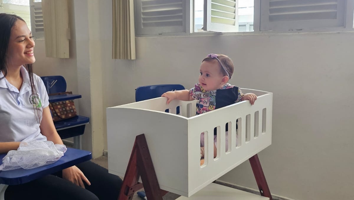 Proinfra confecciona berços para estudantes que estão amamentando levar o bebê para a sala de aula