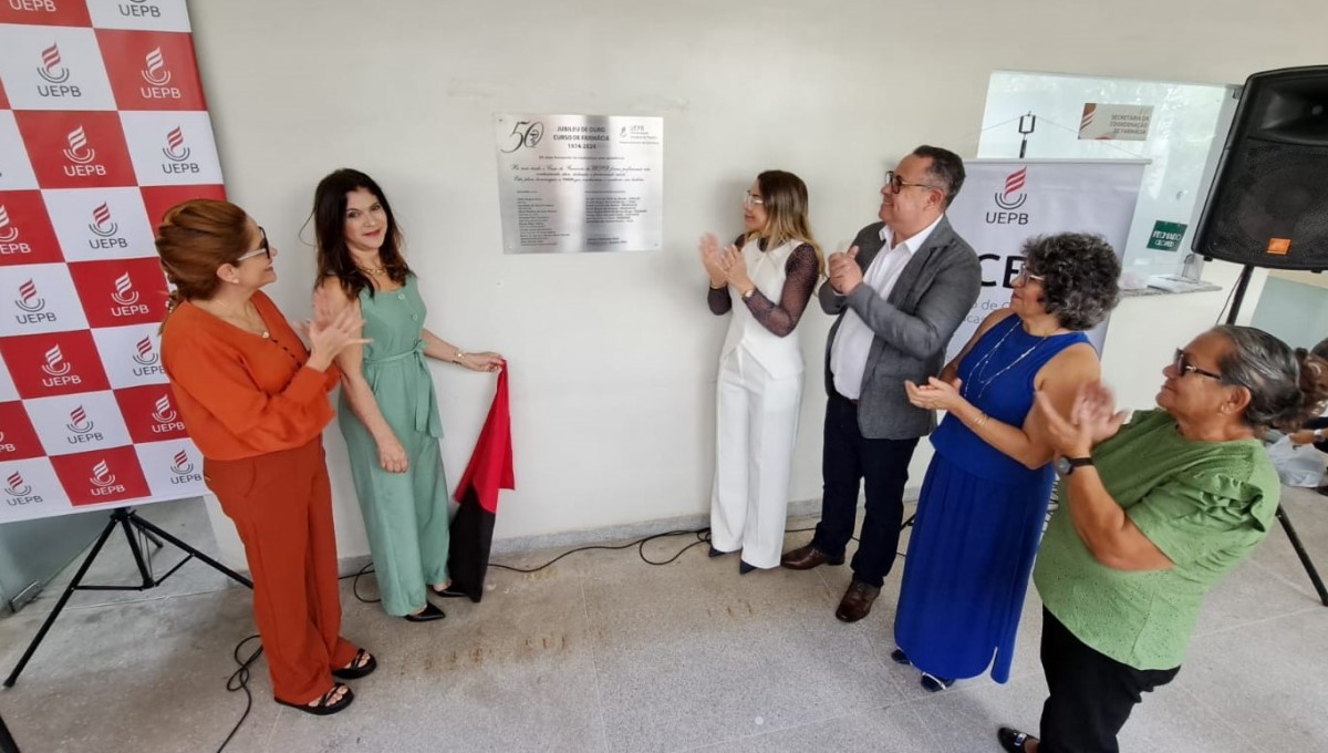 Jubileu de ouro: aposição de placa marca comemoração de 50 anos do curso de Farmácia da Universidade Estadual